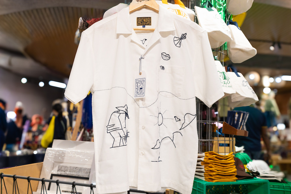 セントラルワールドのgood goods（グッド グッズ）のシャツ