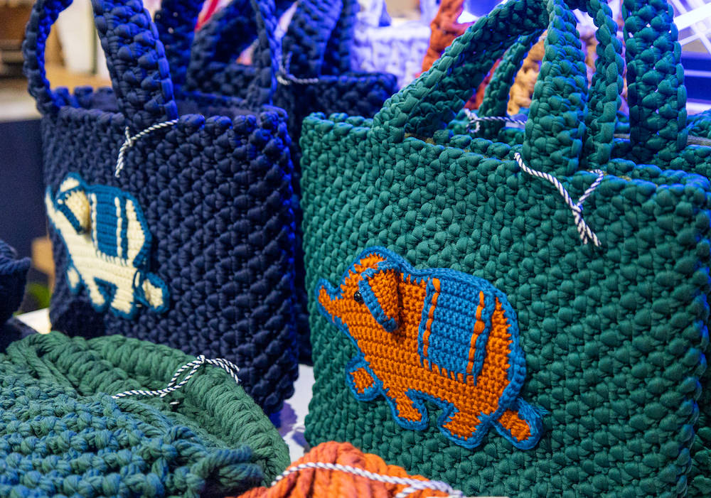 ナコンパトム刑務所の女性たちが編む手づくりバッグ