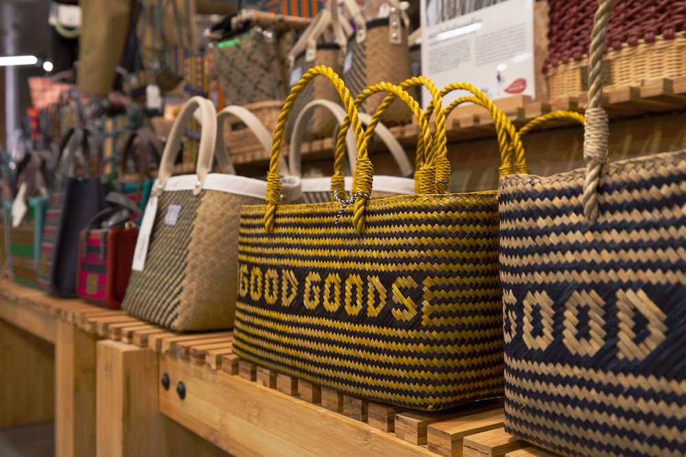 葦を染めて編み上げた手織りバッグ