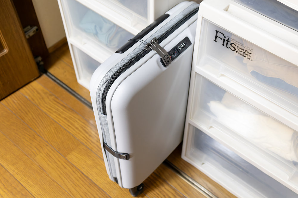 JOLLYING(ジョーイング)の折りたたみスーツケース「PEBBLE(ペブル)」をクローゼットに収納している様子