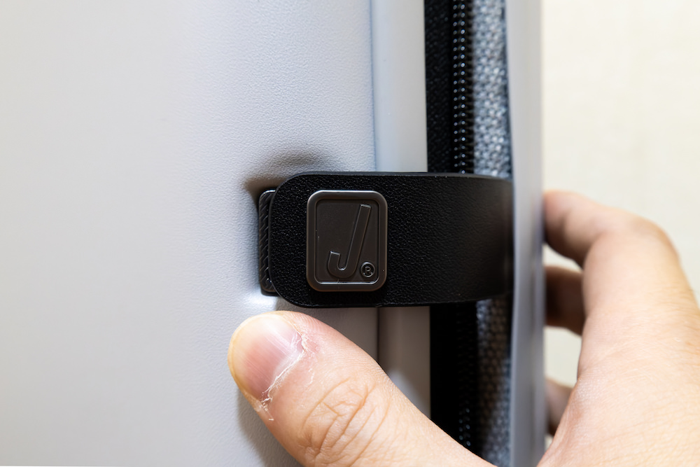 JOLLYING(ジョーイング)の折りたたみスーツケース「PEBBLE(ペブル)」サイドの留め具