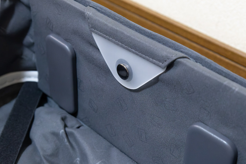 JOLLYING(ジョーイング)の折りたたみスーツケース「PEBBLE(ペブル)」の内側留めボタン