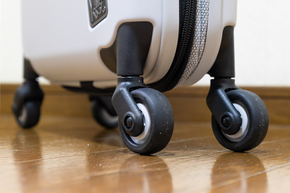 JOLLYING(ジョーイング)の折りたたみスーツケース「PEBBLE(ペブル)」のキャスター