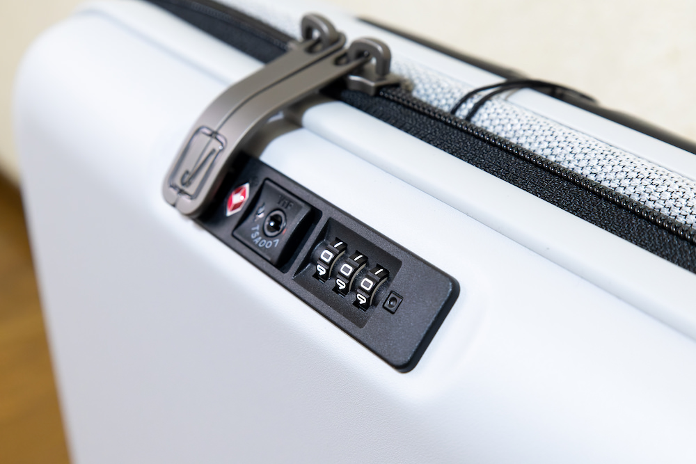 JOLLYING(ジョーイング)の折りたたみスーツケース「PEBBLE(ペブル)」のTSAロック