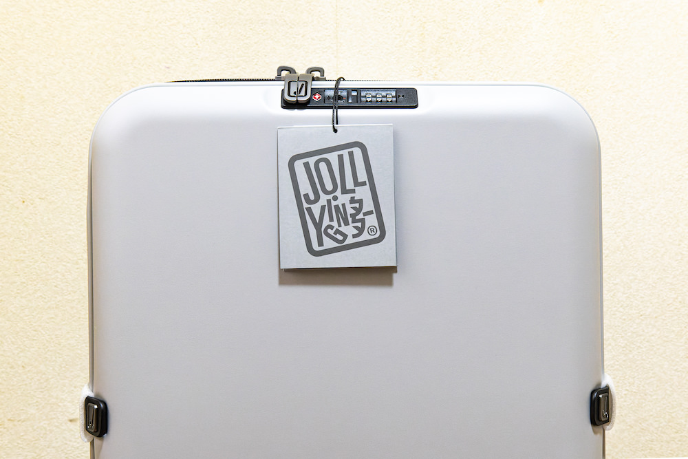 JOLLYING(ジョーイング)の折りたたみスーツケース「PEBBLE(ペブル)」のミニマルなデザイン1