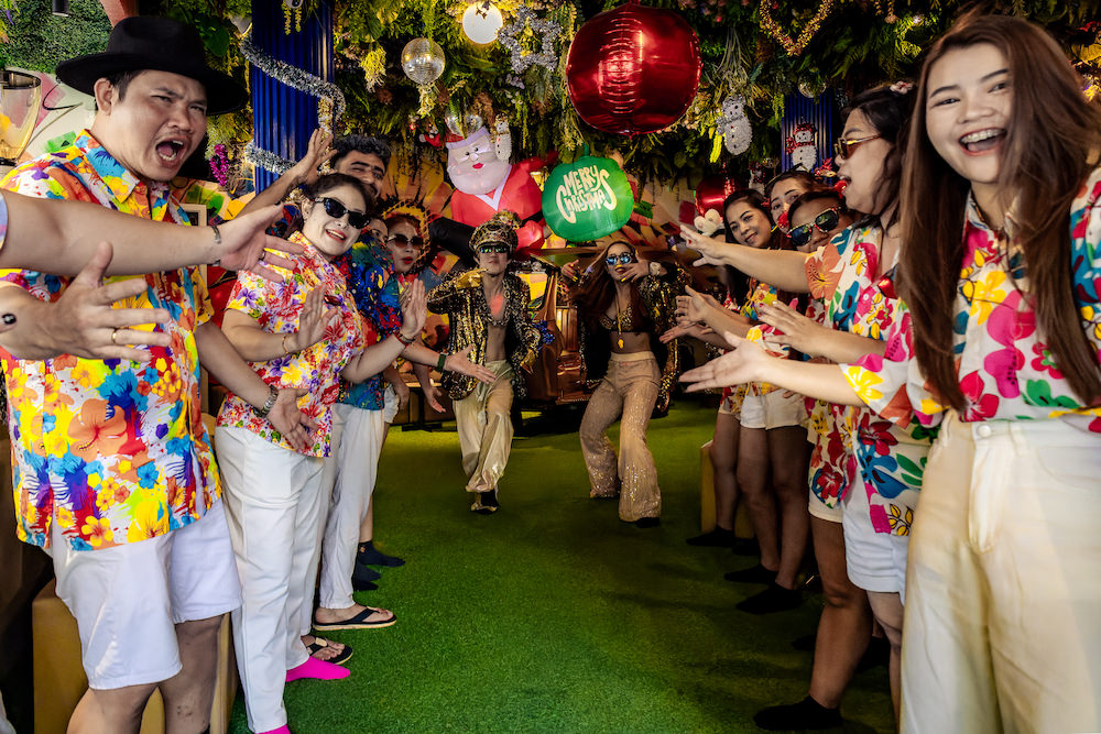 バンコクの世界一うるさいマッサージ”BRADBURYスタッフによる歓迎