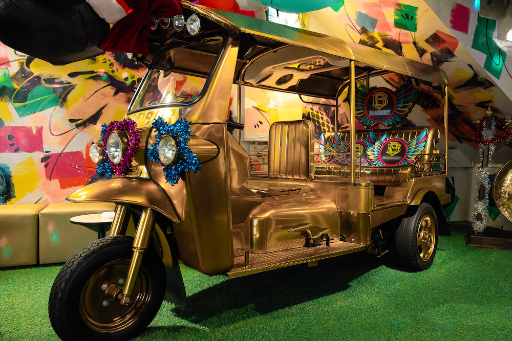 バンコクの世界一うるさいマッサージ”BRADBURYのロビーにある黄金のトゥクトゥク