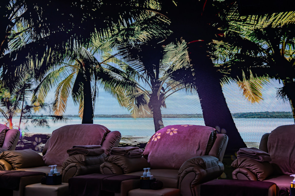 バンコクの世界一うるさいマッサージ”BRADBURYでの施術中に変わったデジタルスクリーンの南国風景