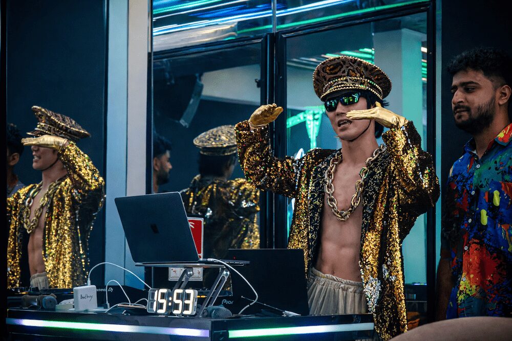 バンコクの世界一うるさいマッサージ”BRADBURYでのショータイム１