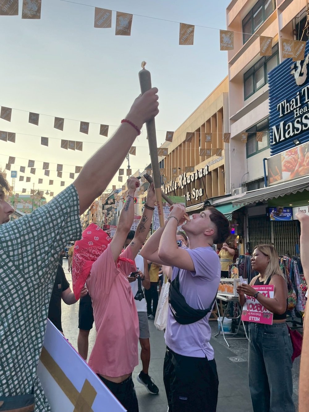 タイ人大麻農家Artさんの医療大麻ファームでのビッグジョイントオプション２