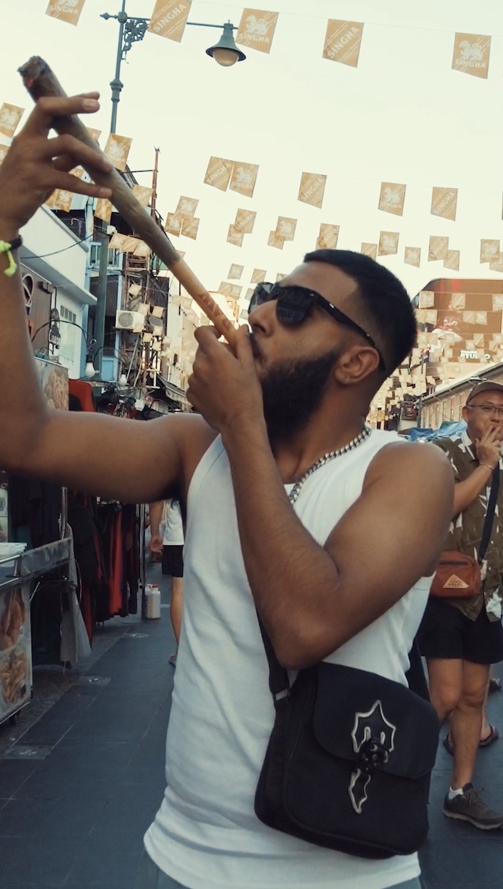 タイ人大麻農家Artさんの医療大麻ファームでのビッグジョイントオプション４