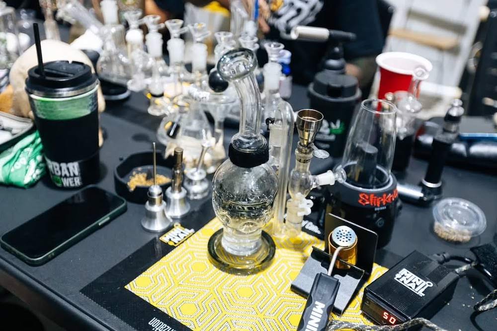 タイ人大麻農家Artさんの医療大麻ファームでの大麻喫煙器具２