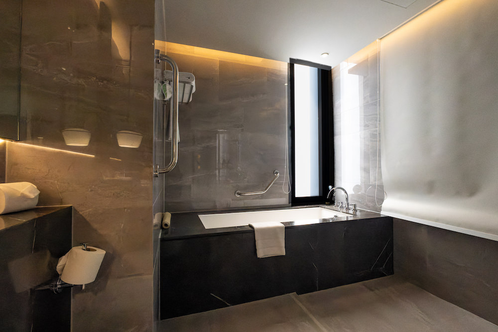 アスコットトンローバンコク(Ascott Thonglor Bangkok)デラックス キングルームのシャワールームのバスタブ