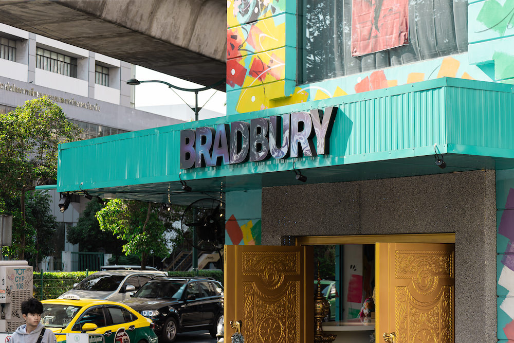 バンコクの世界一うるさいマッサージ”BRADBURY"店名の看板