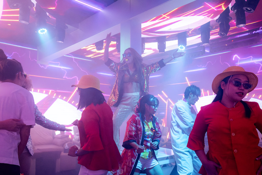 バンコクの世界一うるさいマッサージ”BRADBURY"で踊るタイ人マッサージ師たち