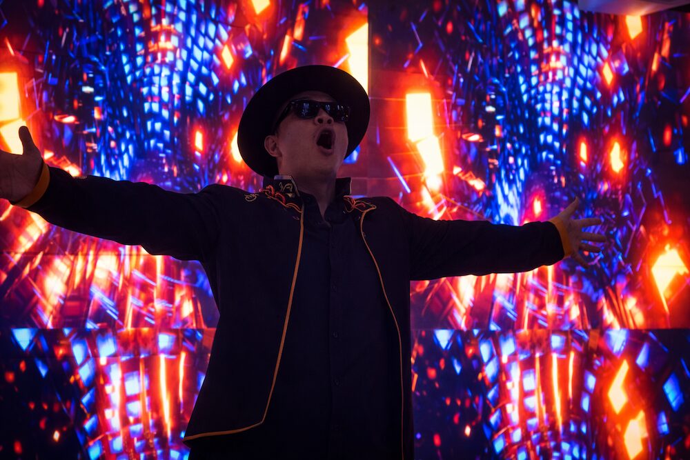 バンコクの世界一うるさいマッサージ”BRADBURY"で踊るスタッフ