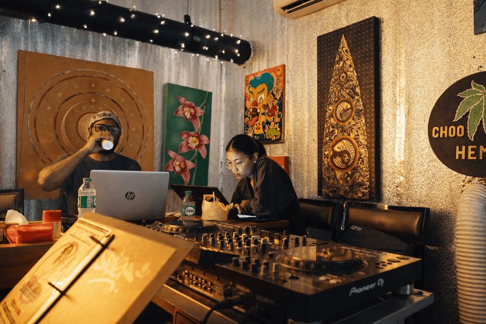 チュー チュー ヘンプ ウィード ショップ(Choo Choo Hemp Weed Shop)喫煙ラウンジのDJブース