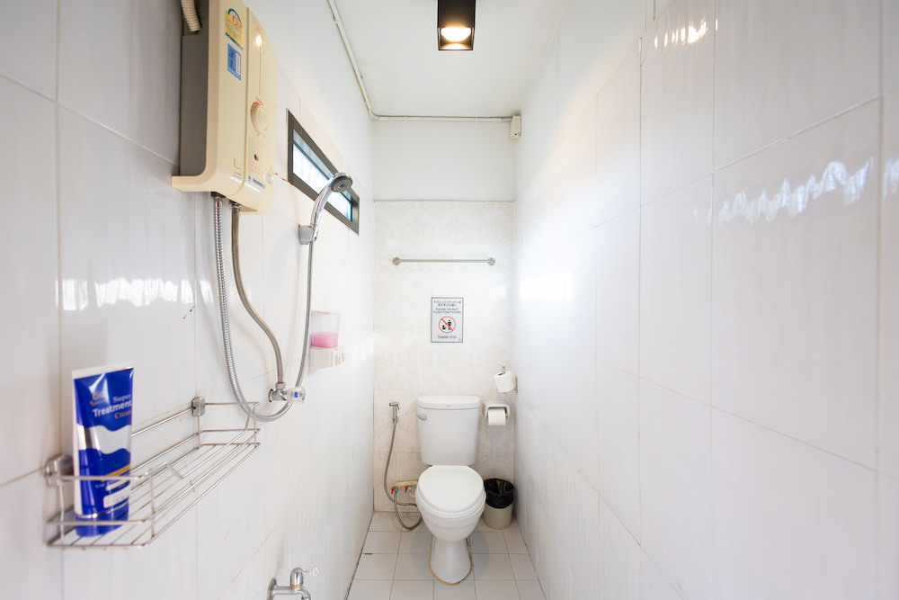 Koenji Guesthouse and Bar Chiangmai（高円寺ゲストハウス アンド バー チェンマイ）のシャワールーム付き個室