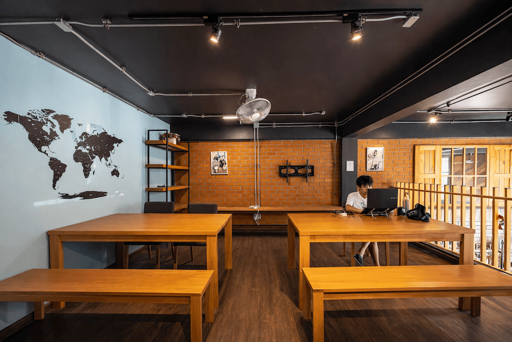 Koenji Guesthouse and Bar Chiangmai（高円寺ゲストハウス アンド バー チェンマイ）のコワーキングスペース