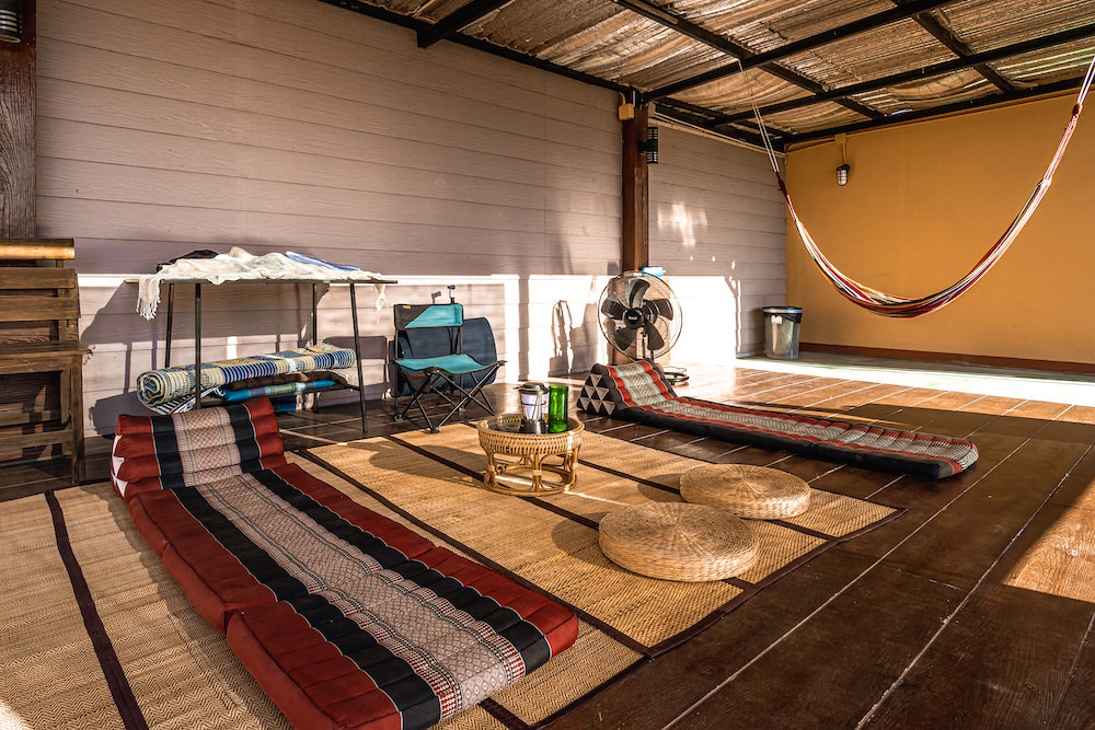 Koenji Guesthouse and Bar Chiangmai（高円寺ゲストハウス アンド バー チェンマイ）の屋上チルスペース