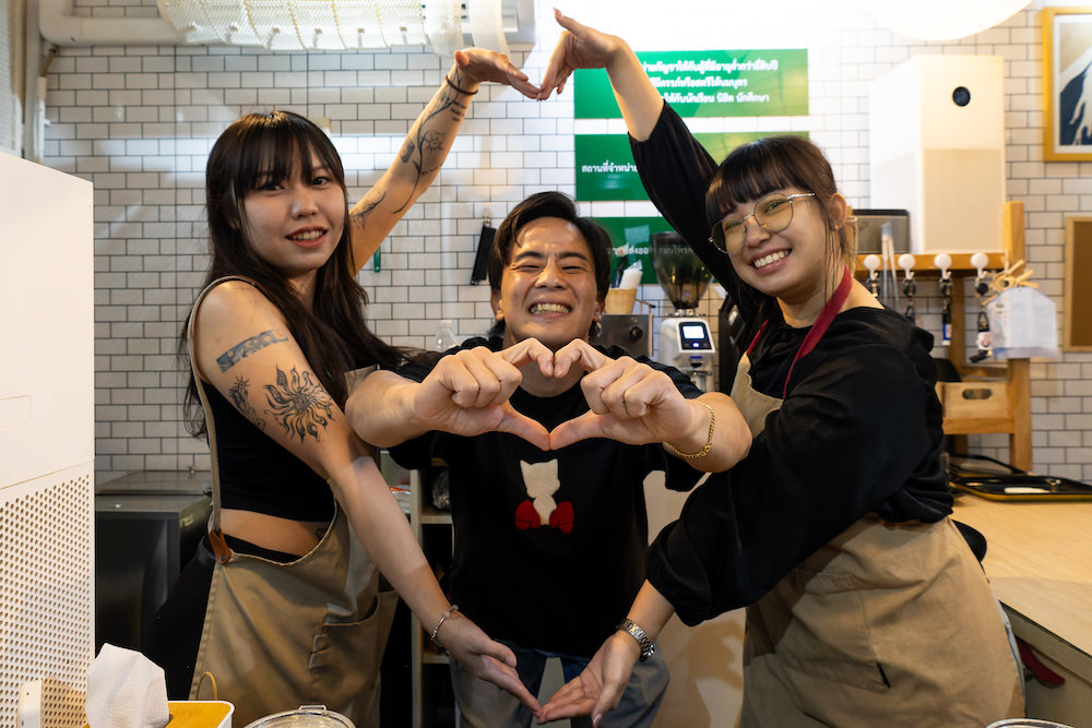 チェンマイの日本人ディスペンサリー「KOKORO」のオーナーサン君とスタッフたち