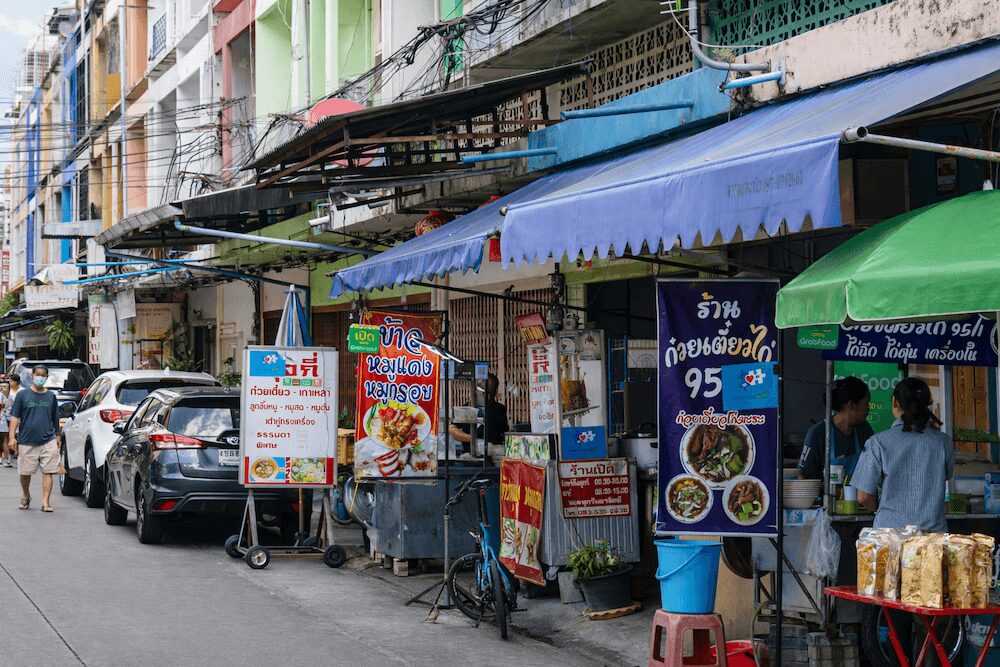 スクンビット・ソイ95/1に並ぶ飲食店