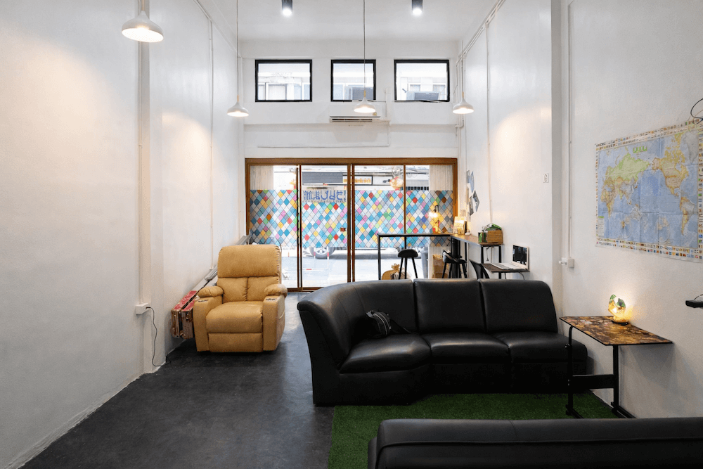 バンコクの日本人専用宿「うらしま館」のロビー