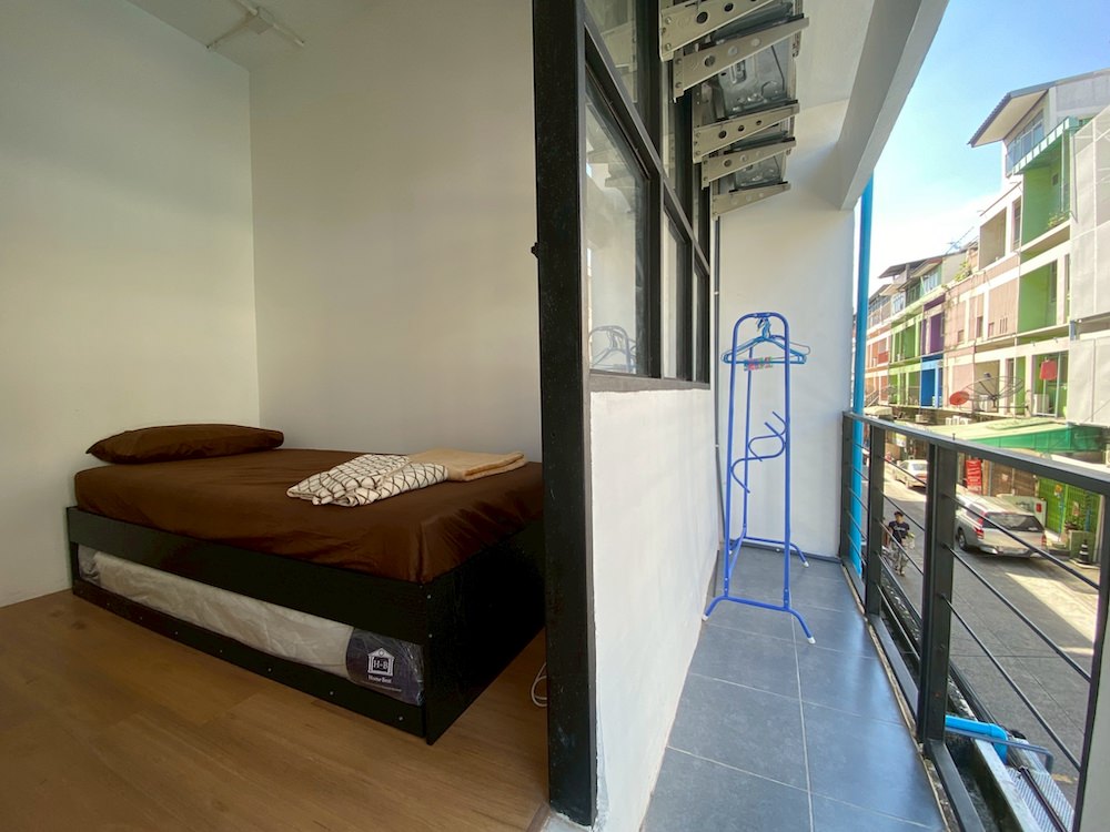 バンコクの日本人専用宿「うらしま館」のバルコニー付きプライベートルーム