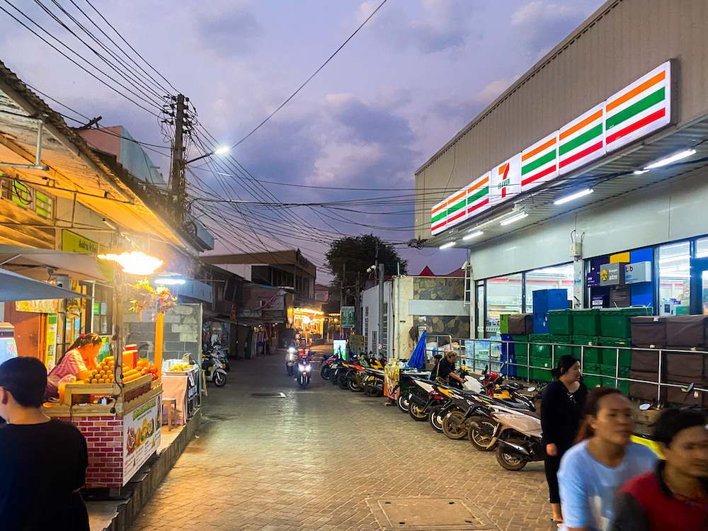 Arthit House Resort Kohlarn（アーティット ハウス リゾート コーラン）周辺の夜の様子