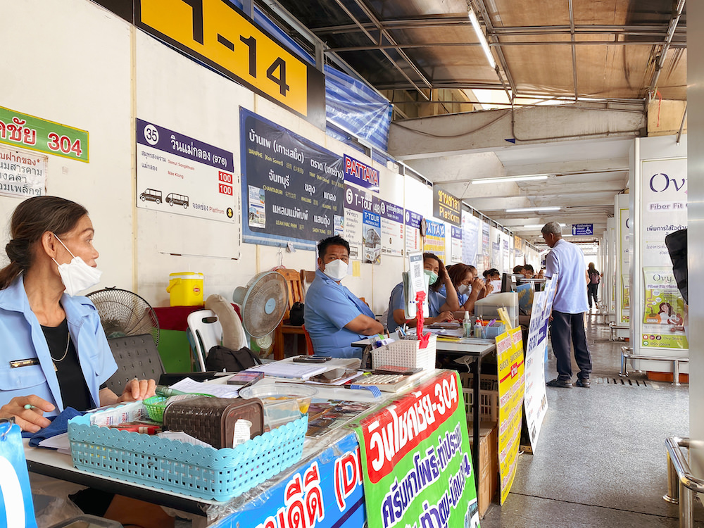 エカマイバスターミナルのチャチュンサオ行きバス乗り場