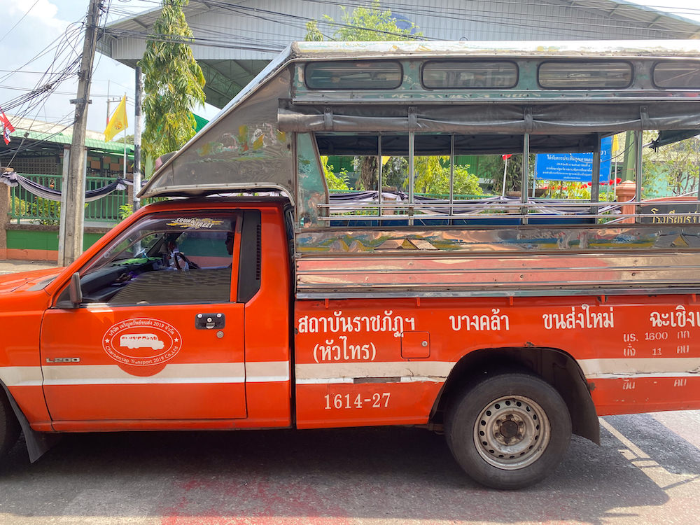 バンクラー行きのソンテウ