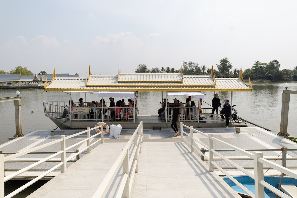 ワット・プッタプロムヤーンへ行く船