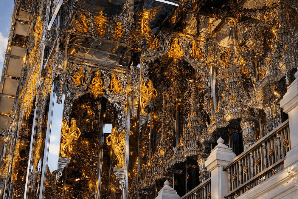 チャチュンサオのワット・プッタプロムヤーン(Wat Phuttha Prommayan)外観の装飾