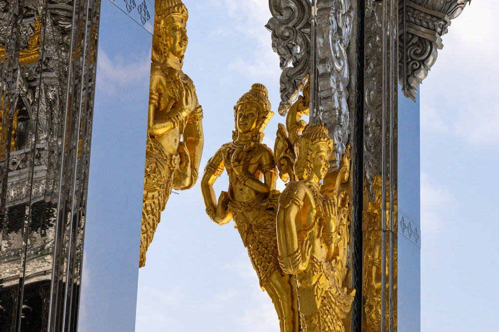 チャチュンサオのワット・プッタプロムヤーン(Wat Phuttha Prommayan)外観に装飾された天人