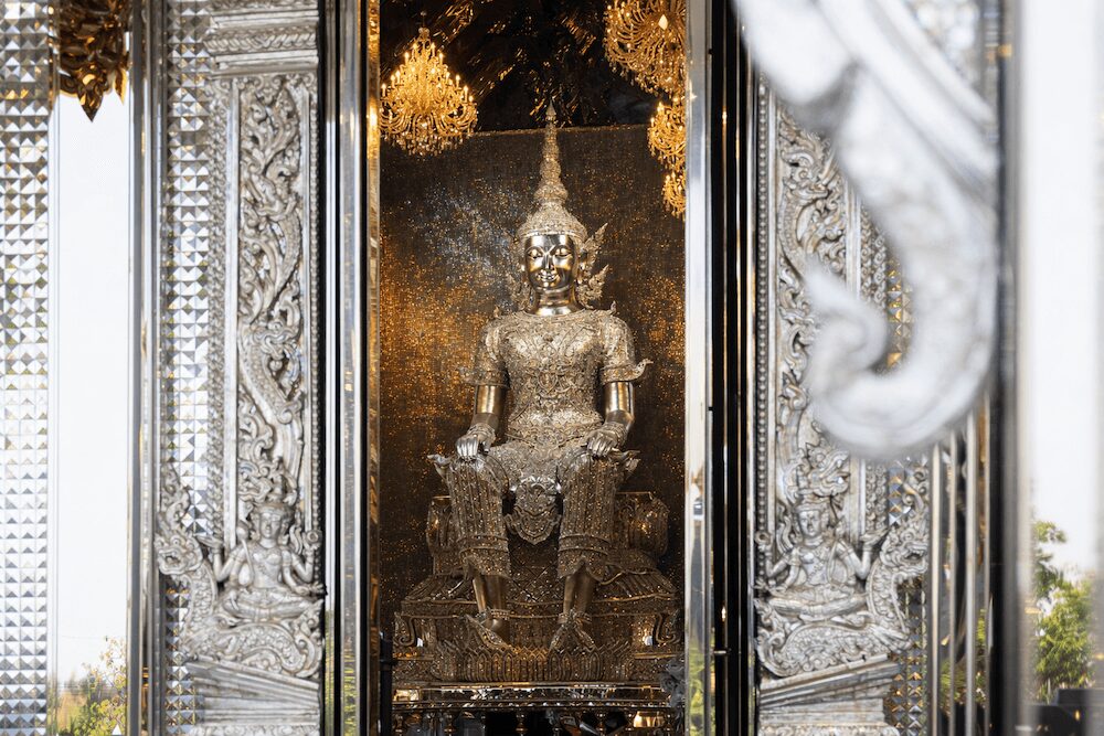 チャチュンサオのワット・プッタプロムヤーン(Wat Phuttha Prommayan)の礼拝堂に安置されている仏像1