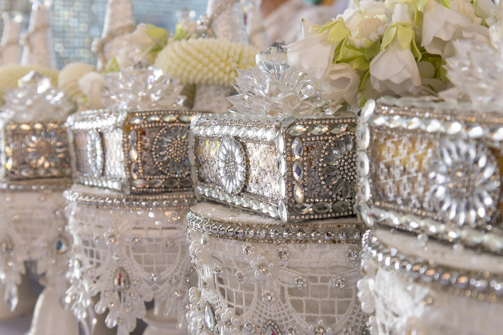 チャチュンサオのワット・プッタプロムヤーン(Wat Phuttha Prommayan)の礼拝堂でのタンブン1