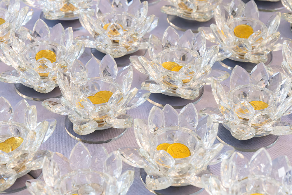 チャチュンサオのワット・プッタプロムヤーン(Wat Phuttha Prommayan)の礼拝堂でのタンブン2