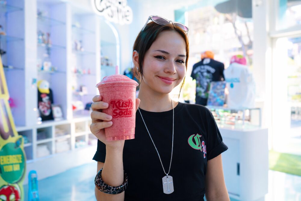 Cloud Nine Bangkok（クラウドナインバンコク）で販売されているフローズンドリンクとスタッフ