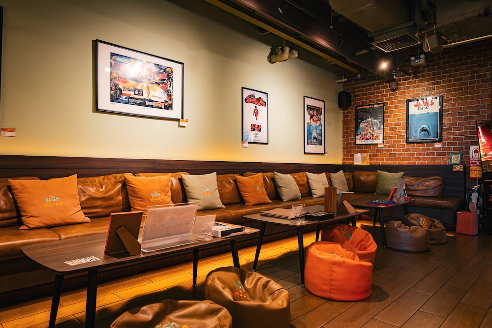 Kush House Bangkok(クッシュ ハウス バンコク)の店内ソファー席