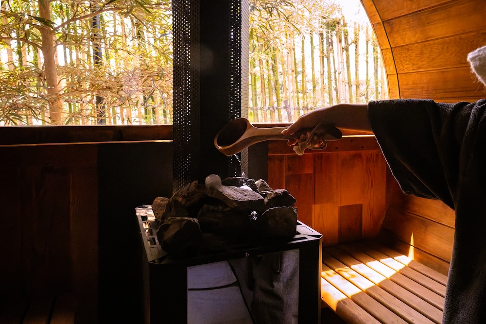 パタヤのプライベートバレルサウナ「TotonouNippon」のサウナ室でのロウリュ