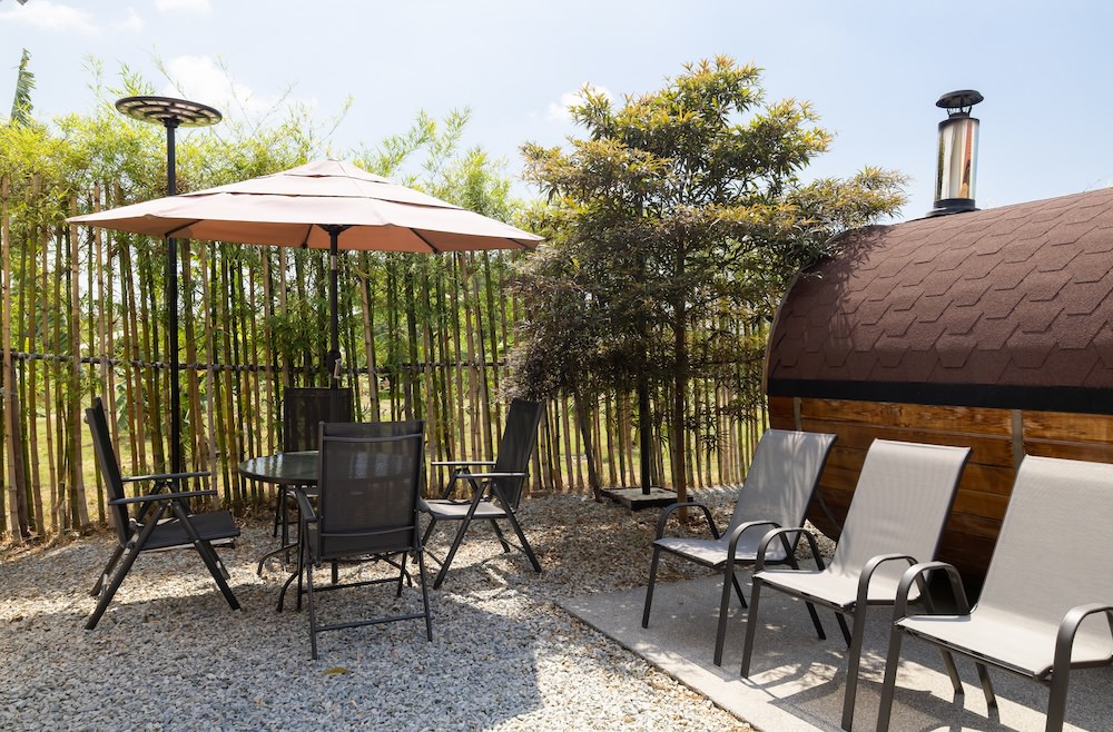 パタヤのプライベートバレルサウナ「TotonouNippon」の休憩椅子