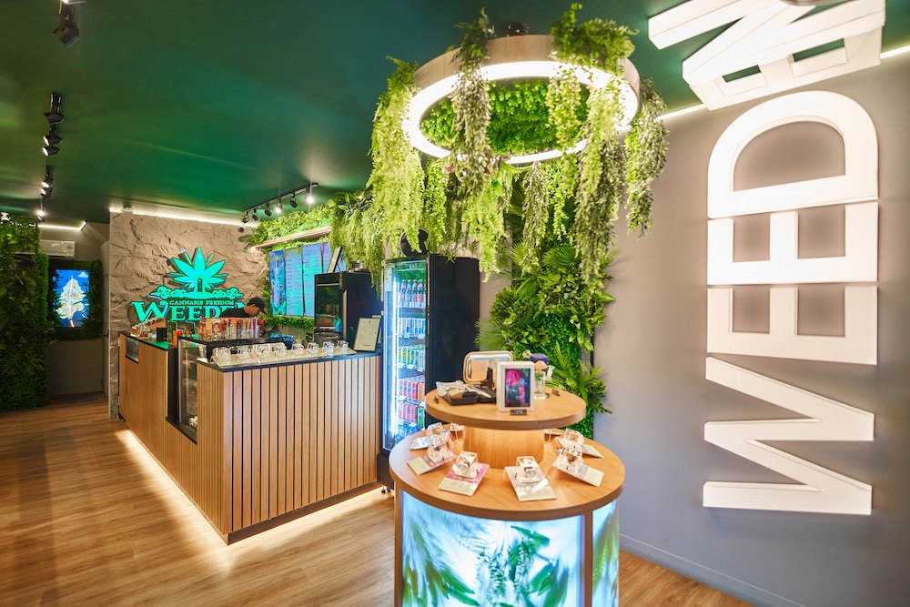 タイのディスペンサリー「WeedeN」の店内1