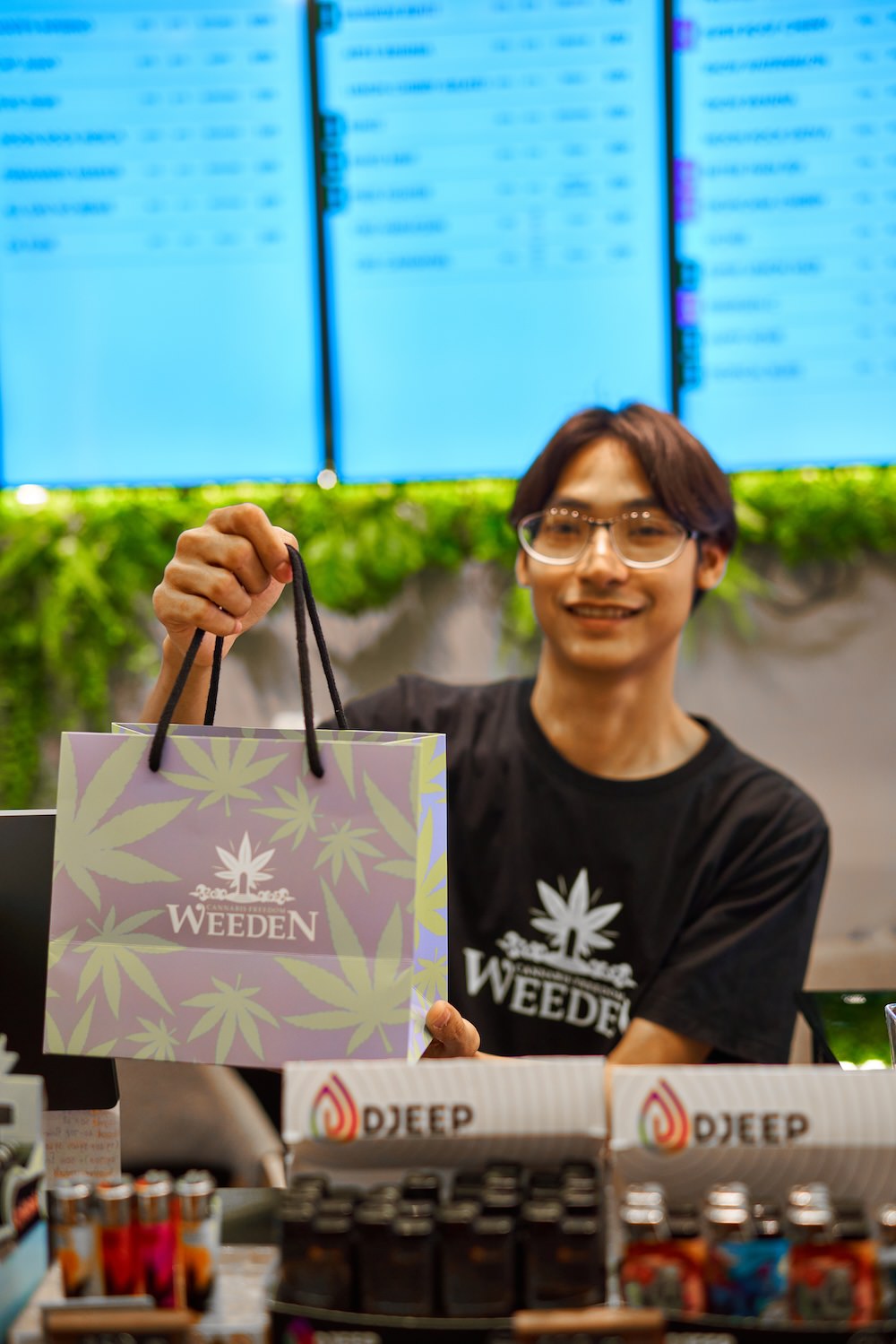 タイのディスペンサリー「WeedeN」のスタッフ