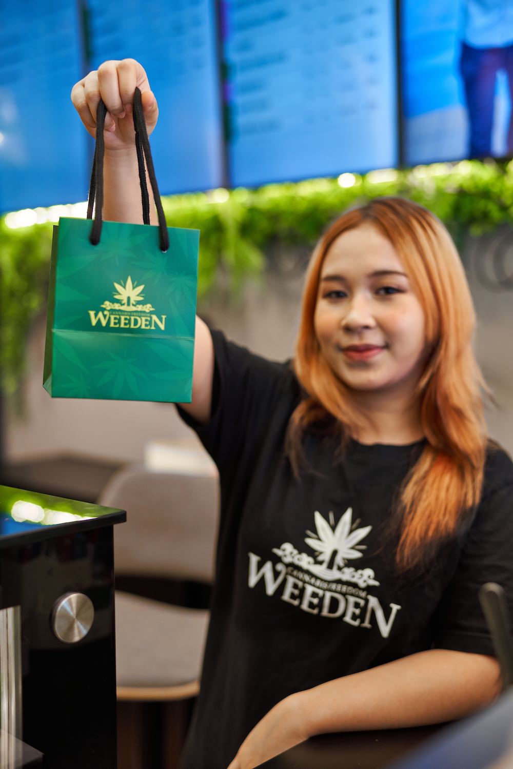 タイのディスペンサリー「WeedeN」のスタッフ2