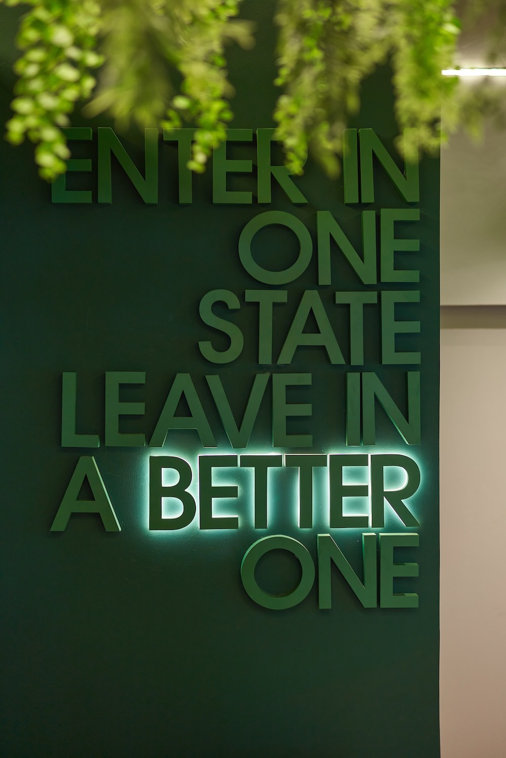 タイのディスペンサリー「WeedeN」の店内に書かれてあるフレーズ