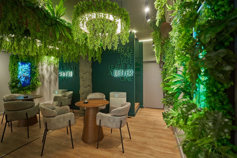 タイのディスペンサリー「WeedeN」の店内喫煙ラウンジ