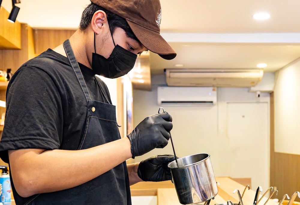 Honobono Ramen（ほのぼのラーメン）でラーメンを作るPipeさん