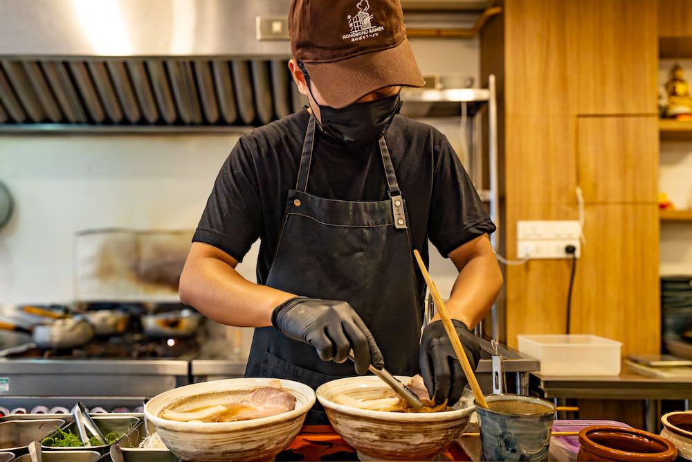 Honobono Ramen（ほのぼのラーメン）でラーメンを作るPipeさん２