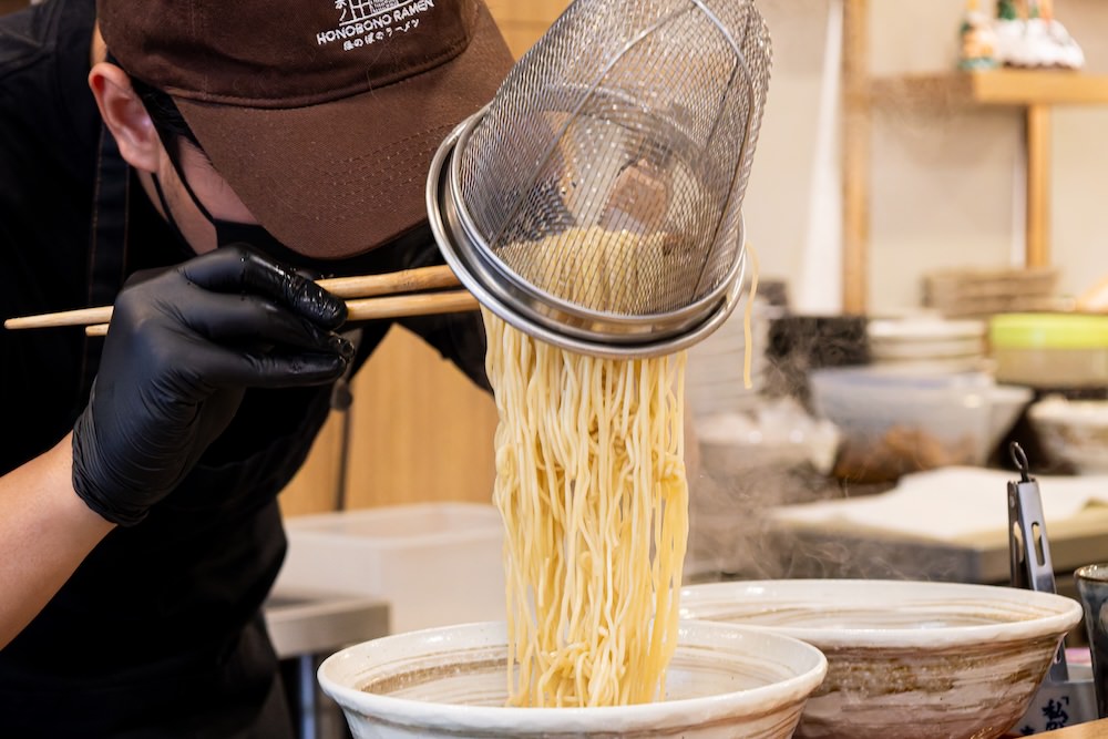 Honobono Ramen（ほのぼのラーメン）でラーメンを作るPipeさん３
