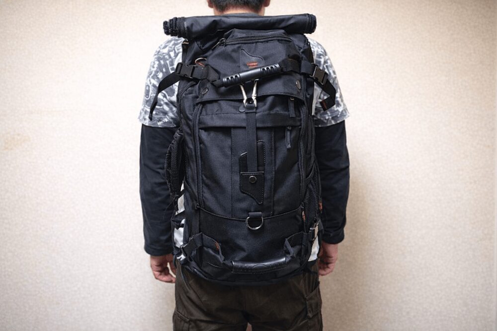 40Lのバックパックを背負った日本人男性